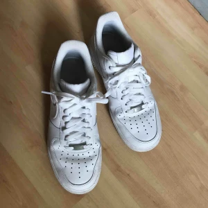  - Nike air force använda 4 ggr, bra skick, endast sulan som är lite smutsig. Köparen står för frakt 64kr. Säljer pga för stora