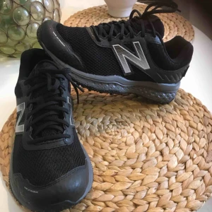  - Svarta New Balance stl 39, Gore-tex, 250 kr Grön-vita Saucony stl 38,5, 250 kr. Båda paren i fint skick!!!