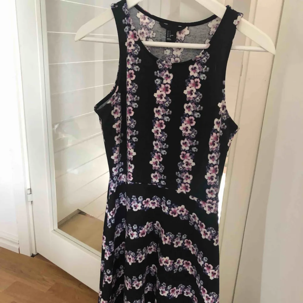 Blommig klänning från H&M. Super fin till sommaren! Köparen står för frakt och pris går att diskuteras!:). Klänningar.