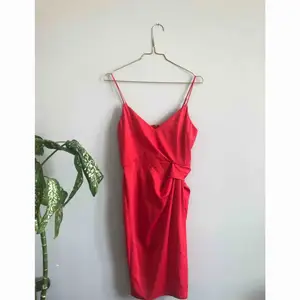 Jättefin klänning från Asos i härlig röd färg och silkigt material. Slits på ena sidan och dragkedja baktill. Endast testad, men lite liten för mig, sitter mer som en 34 än en 36. Ställbara axelband  Frakt på 40kr tillkommer