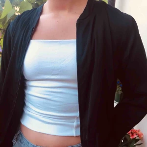  - Kort, tunn blazer/jacka från Monki i silkesliknande material. 