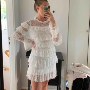  - Klänning som aldrig är använd. 