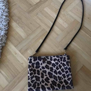  - En fin axelremsväska med mönster 