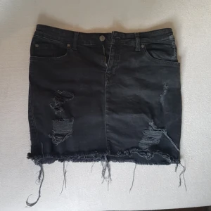  - Skitsnygg svart jeanskjol! Kommer tyvärr inte till användning. Storlek S men passar även M. 