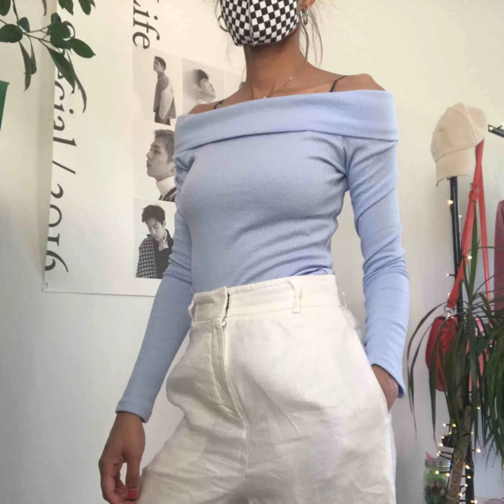 Ribbstickad off-shoulder ljusblå topp från Gina Tricot. Aldrig använd!! . Toppar.