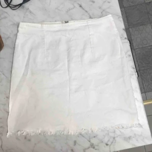  - Vit rak jeanskjol. Knappt använd, stretchigt material. Passar s/m 