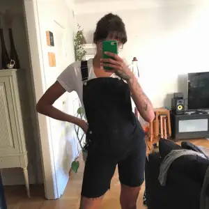 Black jeans overalls from Topshop. Brand new never worn. Stretchy denim, very comfortable. Pick up on Söder or shipping is extra :) 