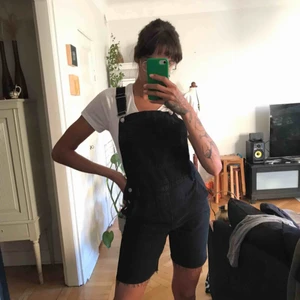  - Black jeans overalls from Topshop. Brand new never worn. Stretchy denim, very comfortable. Pick up on Söder or shipping is extra :) 