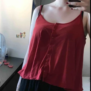  - Rött linne!   Köparen står för frakt, kan mötas upp i stockholmsområdet. 