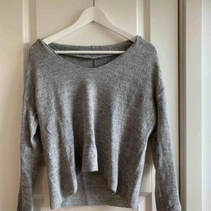  - Fint stickad tröja från Zara. Ryggen är försedd med ”extra” tyg som viks in och skapar en sorts volym, faller väldigt fint runt axlarna. Frakt á 36 kr tillkommer, kolla gärna in mina andra plagg då jag mer än gärna samfraktar! 🌟