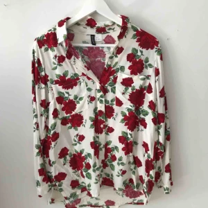  - Blommig blus från H&M.  Använd många gånger men i väldigt fint skick!  Köparen står för frakten 🐩