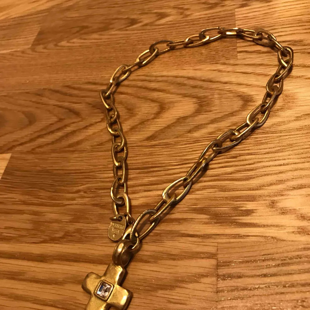 Halsband från Dyrberg&Kern , chunky kedja med ett guld kors. Hänget går att plocka av om man bara vill ha kedjan eller byta ut hänget. . Accessoarer.