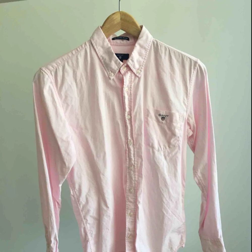 En jättefin rosa gant skjorta jr storlek 158-164. Den är använd men i väldigt fint skick, inga defekter. Behöver bara strykas en vända. Säljs då det blivit för litet. Skjortor.