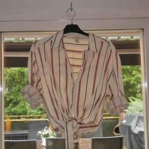  - Fantastisk skjorta från H&M i toppskick! Fraktas eller möts upp i Stockholm innerstad eller Täby.