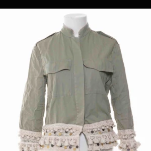  - Grön jacka från zara med super fina detaljer,köparen står för frakten:)