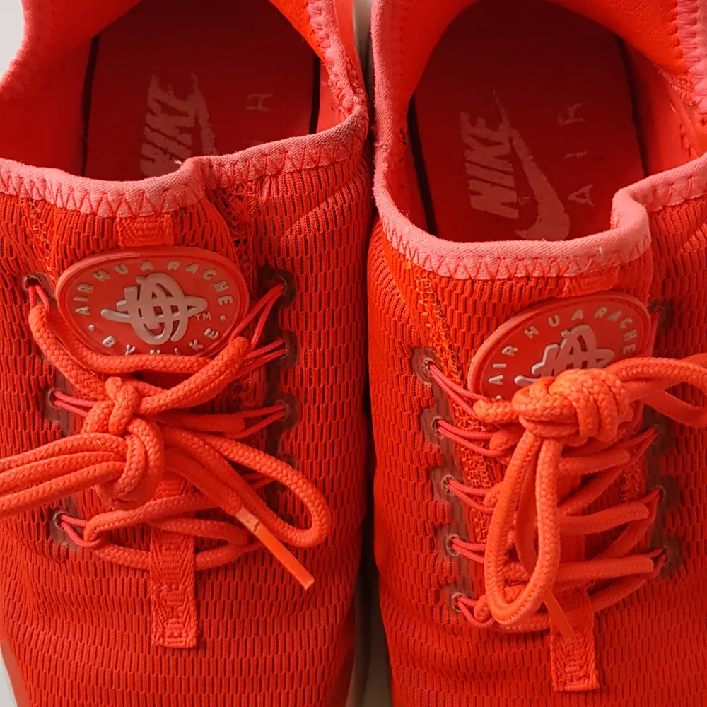 Nike Air Huarache storlek 38. Är använda ett fåtal gånger, i fint skick men har lite märka märken som antagligen går bort i tvätt.    Kan hämtas på Gärdet eller skickas för 63 kr. Skor.