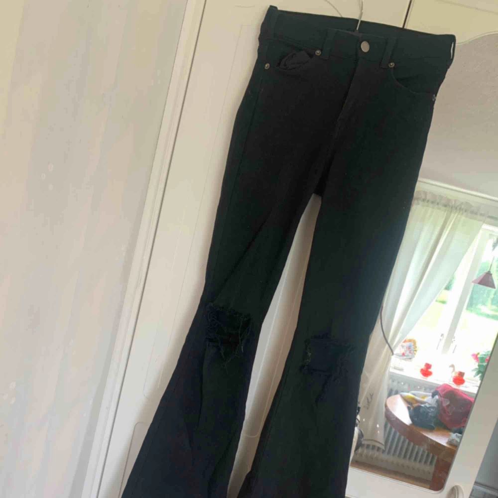 svarta bootcut jeans från Dr. Denim.  storlek 32 men mer som 34/36 då de är väldigt stretchiga. endast använda någon enstaka gång. Jeans & Byxor.
