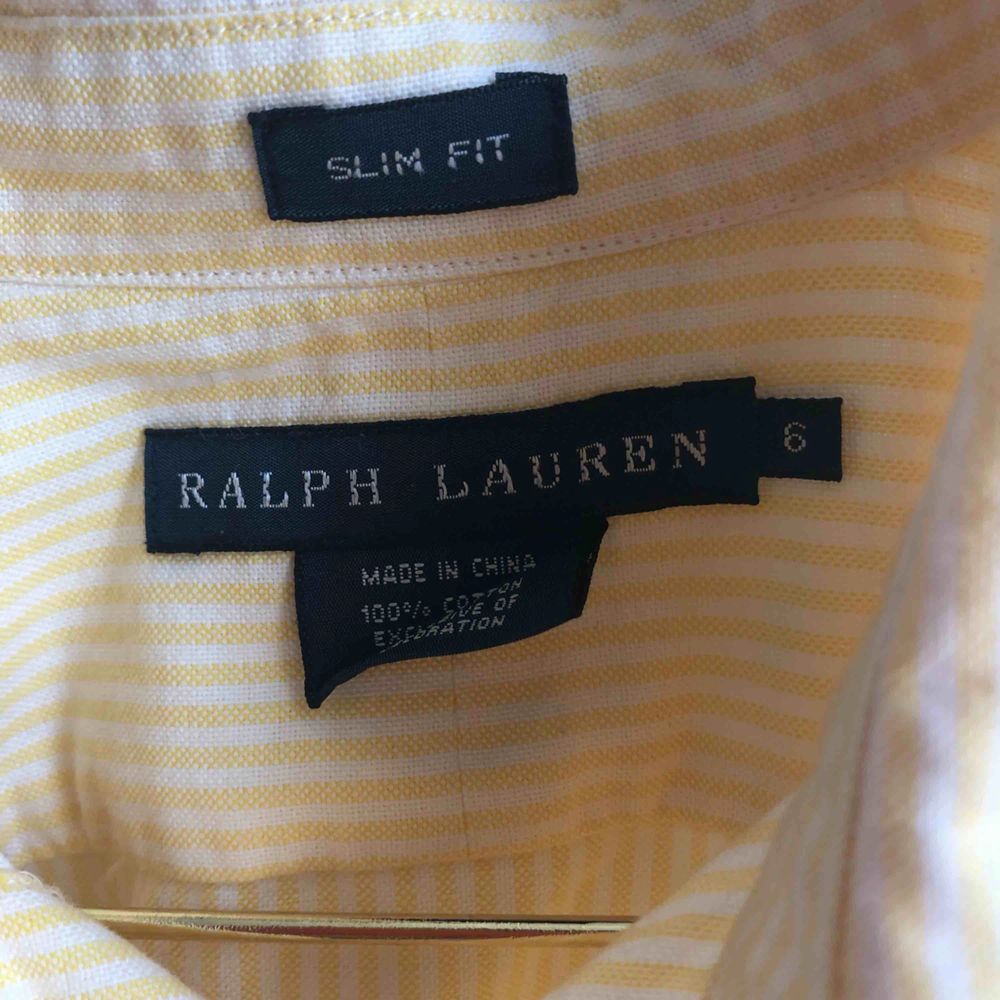 Skjorta från Ralph Lauren i fint skick. Modellen är slim fit men skjortan sitter lite oversized (om man är en S som jag) då det är en större större storlek. . Skjortor.