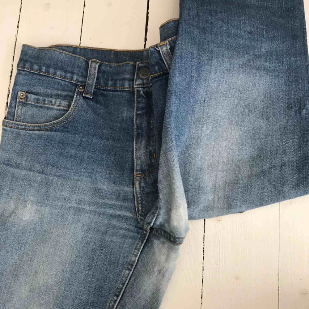 Snygga cheap monday jeans! De är lite slitna på baken (tredje bilden) men annars är de i bra skick. Kan mötas upp i centrum i Malmö annars tillkommer frakt. . Jeans & Byxor.