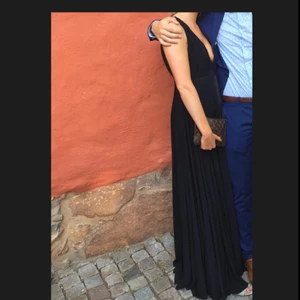  - Säljer min svarta balklänning, använd vid ett tillfälle.  Väldigt skönt material. Passar även S/36 om man har längden, jag är 174cm. Inköpt på bubbleroom i våras. 