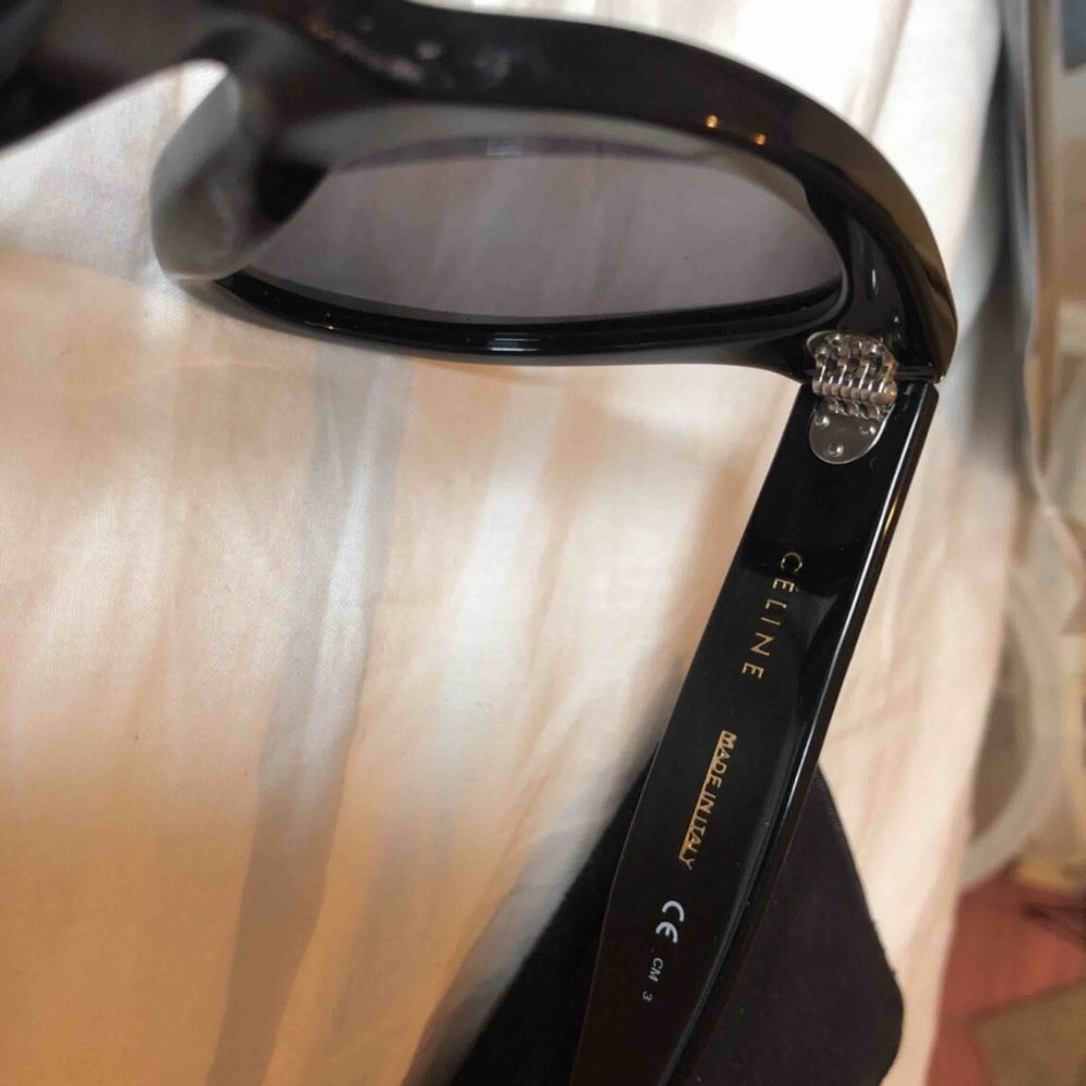 Celine, helt perfekta! Fodralet är lite sönder så toppen av dragkedjan är borta, alltså den man håller i för att dra igen. . Accessoarer.