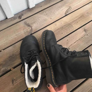  - Säljer mina Dr Martens!! Använda en vinter, i bra skick fortfarande och inte så slitna! De är i 39 men passar mig som har 38, pga ”fluffet” i skorna som tar upp en del plats. Pris kan diskuteras vid snabb affär. 