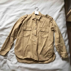  - Workwearjacka, i beige! Köpt second hand, märket är tristad. Fint skick, knappt använd. Unisexmodell. 