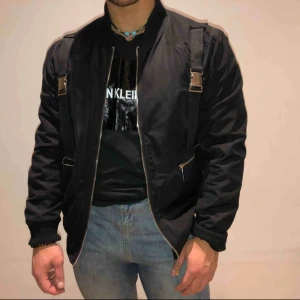  - Manier de voir bomberjacka med buckle detaljer.