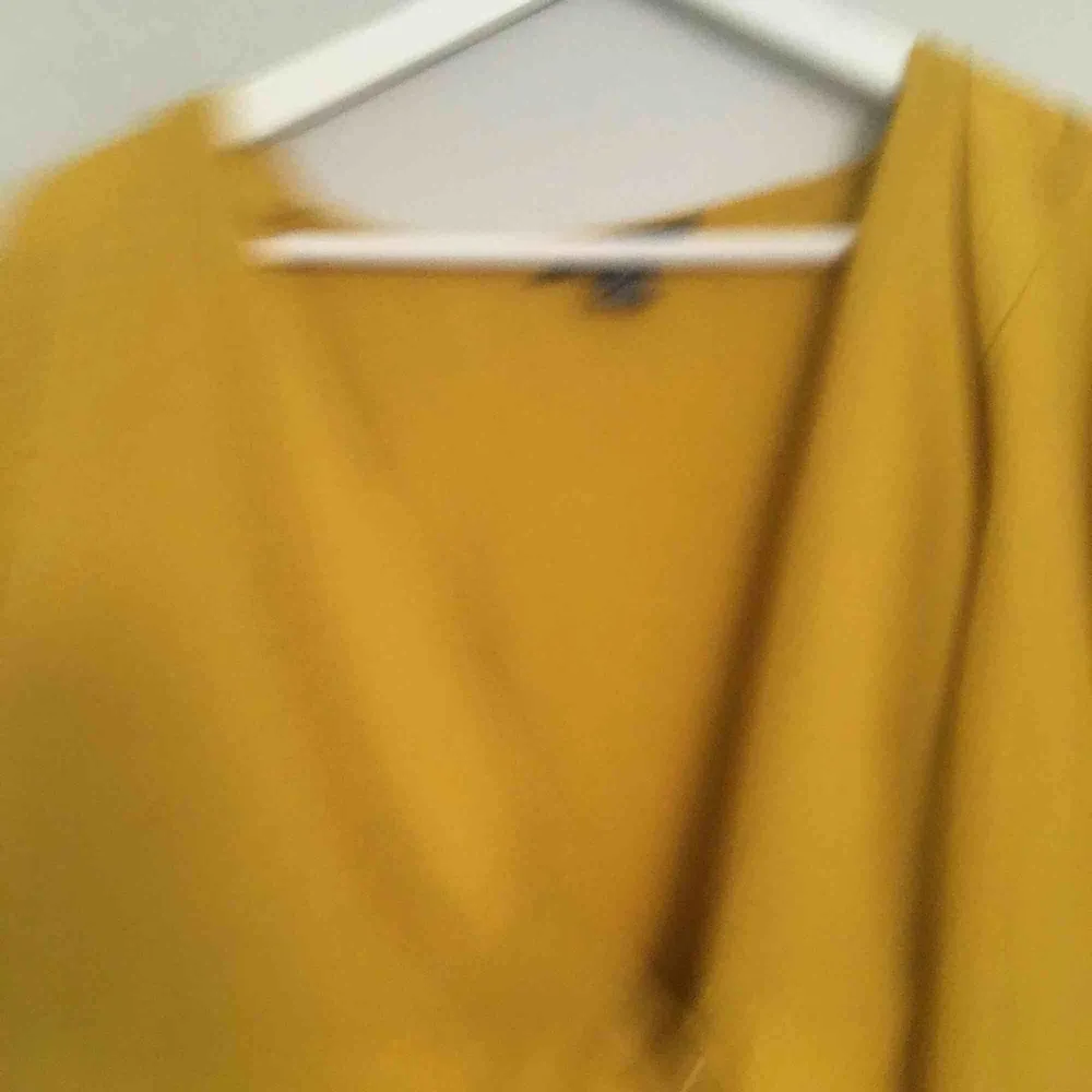 Härlig gul tröja med v ringning och mycket utsvängda ärmar. Fin till sommaren och är i gott skick. . Toppar.