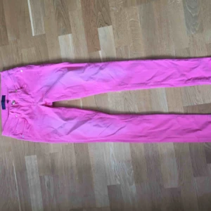  - Jeans från Juicy Couture i en härlig rosa färg. Superskönt med en snygg guldig detalj på fickan. Köpta på NK med ett nypris på 2000 kr, använda fåtal gånger. Modell ”skinny” i storlek 24. Använd fåtal gånger.   Kolla gärna in mina andra annonser! 