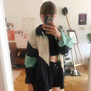  - Gammal skidjacka. Fint skick förutom en lite fläck på magen som knappt syns, skriv för bättre bild. ✨