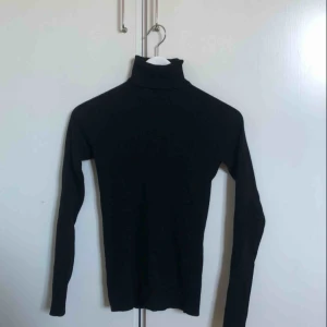  - Svart ribbad tröja med polokrage från Gina tricot, Storlek M men sitter väldigt tight på mig som brukar ha S. Kan mötas upp i Stockholm, köparen står för ev frakt🦋