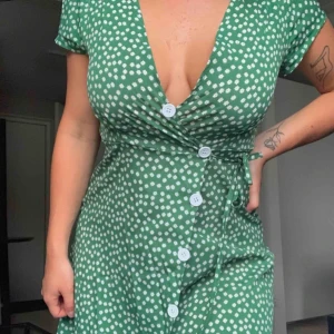  - Grön blommig klänning från shein. Använd 1 gång. 