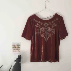  - Tröja i sammet, inköpt secondhand.