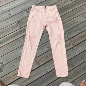  - Super balla Ljusrosa boyfriend jeans med slitningar på benen🥰