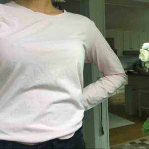  - Välidigt bekväm o snygg långärmad tröja! I bra skick. Kan fraktas, mötas upp eller bytas.