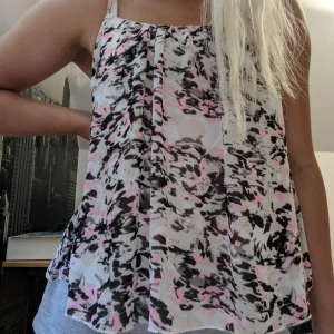  - En flowig flerfärgad topp från Bikbok i perfekt skick. Pris kan diskuteras 😊