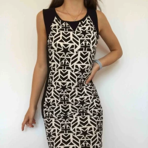  - Underbar klänning som går att styla som vardag med en söt kofta eller till en utekväll med smycken och högklackade skor. Sparsamt använd. Frakt ingår 