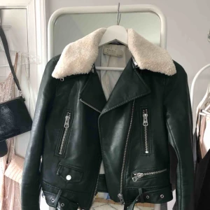  - Säljer min mörkgröna skinnjacka från Zara! Köpt för 700kr. I bra skick! Man kan ta bort ”pälsen” o köra utan! Frakt tillkommer :) 