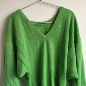 En vingage grön glittrig tröja, svårt att se på grund av min kamera. Den har små axelvaddar som man säkert kan ta ut! 