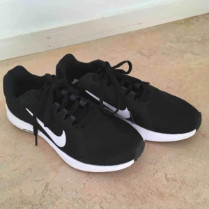  - Nike Downshifter 8. Mycket fint skick, endast använda två gånger. För stora för mig som har storlek 37. 