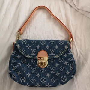  - Ascool väska! Knappt använd. Vet tyvärr inte om den är äkta eller ej då jag fick den från min mormors butik för många herrans år och inte har något kvitto tyvärr