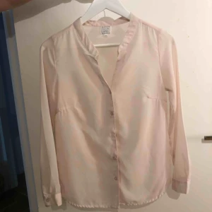  - Ljusrosa blus i fint skick 