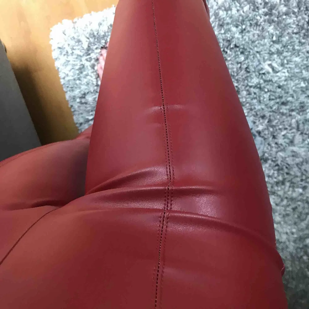 Snygga och coola röda skinnbyxor från Zara! Super sköna! . Jeans & Byxor.