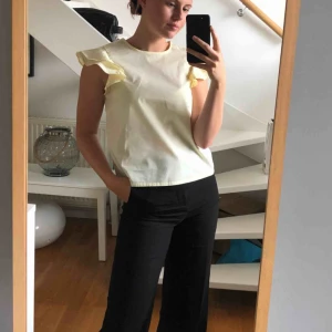  - Ljusgul blus med volangärmar från Lindex. Mer gul i verkligheten än på bilderna. Storlek 34💛💛