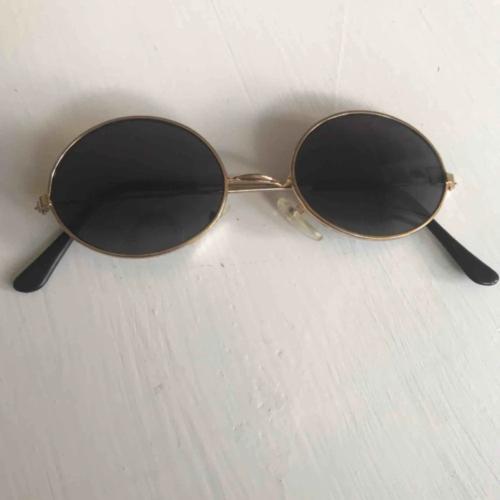 Vintage solglasögon 90-tal. Frakt 18 kronor.. Accessoarer.