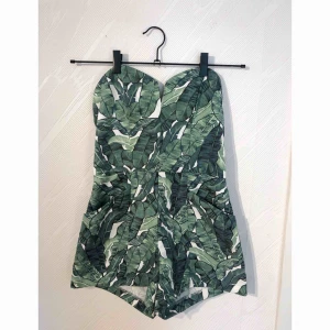 - Playsuit från H&M, endast använd 1 gång, silicon-rand på insida vid övre kanten så den håller sig på plats bra. Frakt på 39kr tillkommer