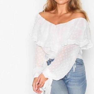  - Supersöt offshoulder blus från Nelly, endast använd några få gånger.