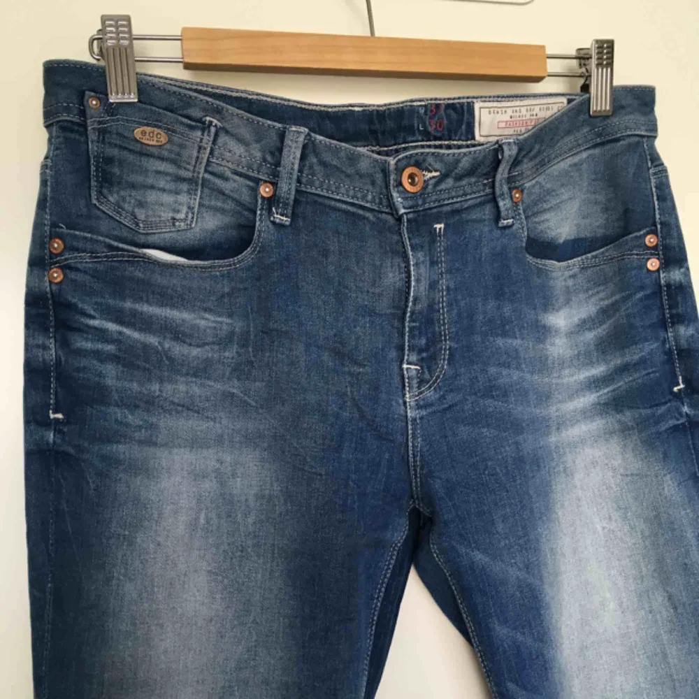 Snygga jeans från Esprit. Aldrig använda för de är tyvärr för stora. De är lite utsvänga och denimfärgen är gorgeous!! . Jeans & Byxor.
