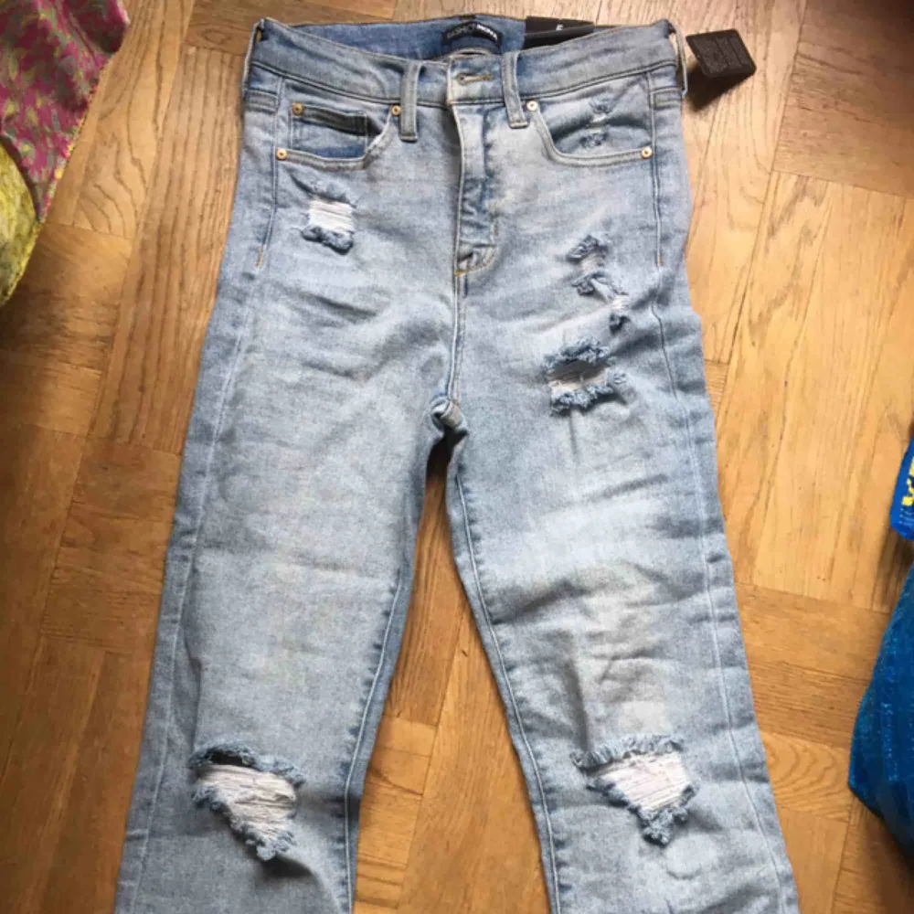 Säljer dessa oanvända jeans från fashionnova, de är för små för mig så kan ej ta bild med dom på. Amerikansk storlek 5, vilket är 38. Frakt tillkommer :). Jeans & Byxor.